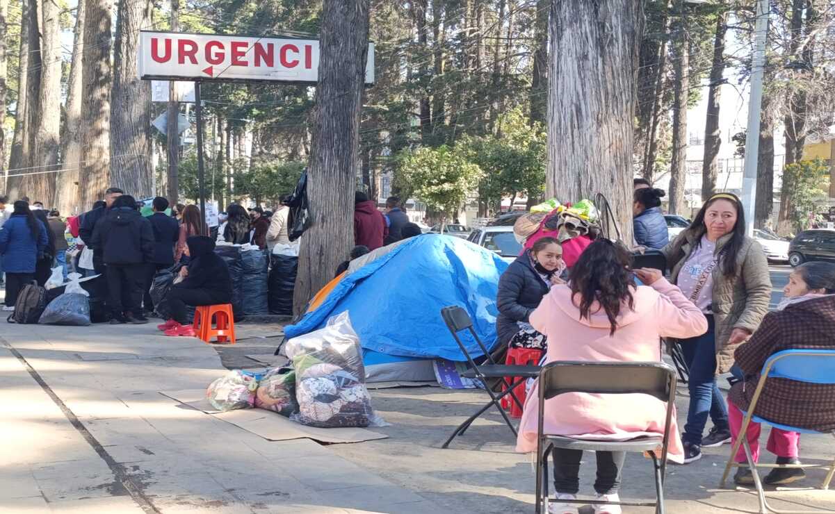 Algunas personas esperan de ocho a 15 días fuera del Hospital del Niño en Toluca. Foto: Macrina Vázquez