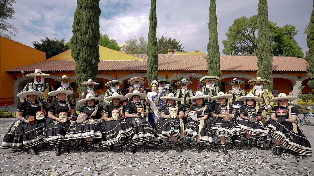 Chimalhuacán destaca por sus comparsas, en las que también participan niños, asegurando que la danza y la música sigan vivas por otro siglo. Foto Especial