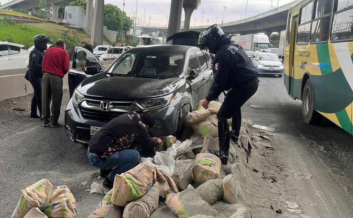 Caos vial en la México-Querétaro: Camión tira costales de cemento frente a Galerías Perinorte