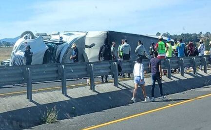 Tráiler se vuelca a la altura de la caseta de Jilotepec; se registran actos de rapiña