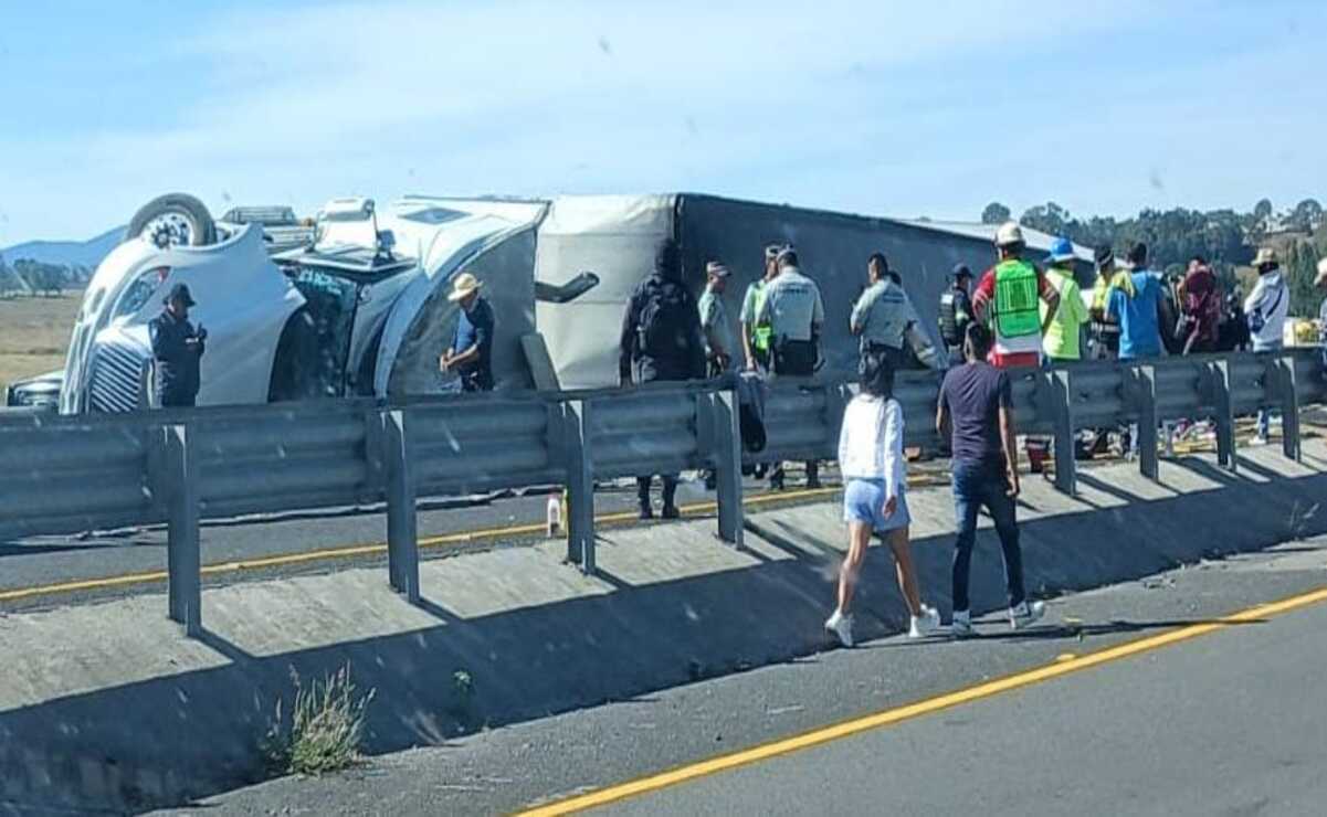 Tráiler se vuelca a la altura de la caseta de Jilotepec; se registran actos de rapiña