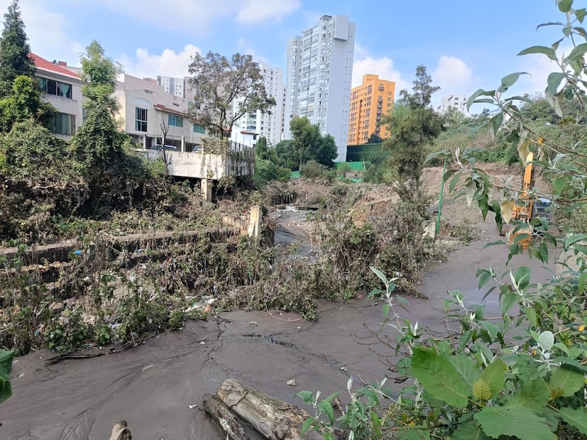 El desbordamiento del rio La Coyotera, en Huixquilucan, dejó numerosos daños. Foto. Gisela González. El Universal