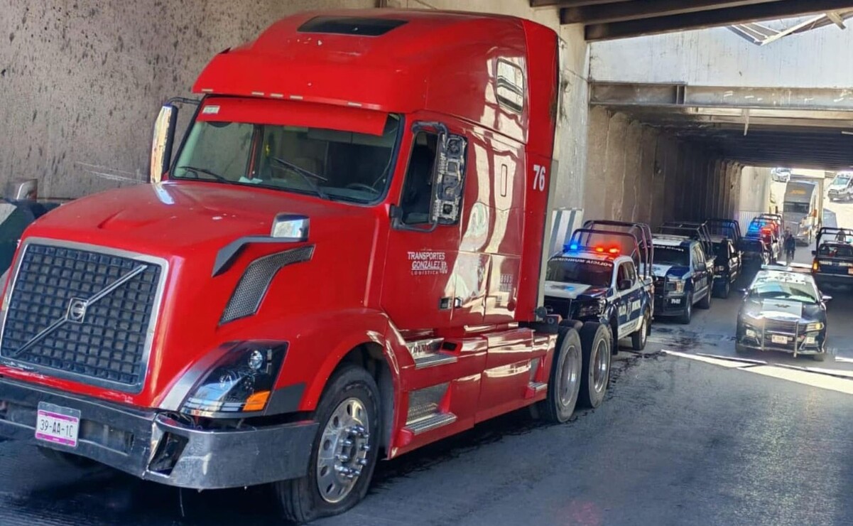 Los presuntos ladrones viajaban a bordo de un tráiler de color rojo. Foto: Especial