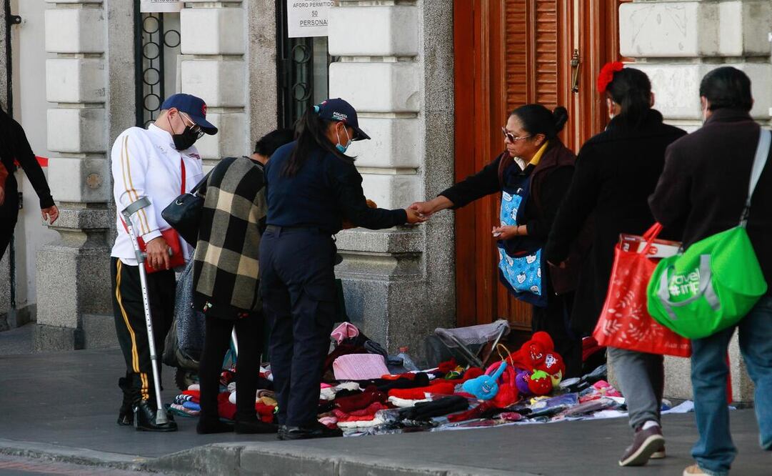 Empresarios establecidos llamaron al Ayuntamiento de Toluca a ordenar el espacio público y retirar al comercio ambulante. Foto: Alejandro Vargas / El Universal Estado de México
