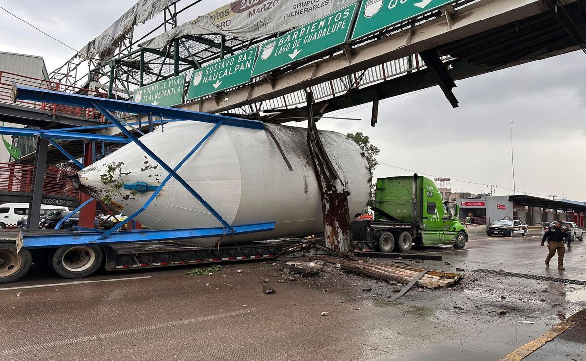 Cierre en la Vía López Portillo: Camión con exceso de dimensiones choca puente peatonal