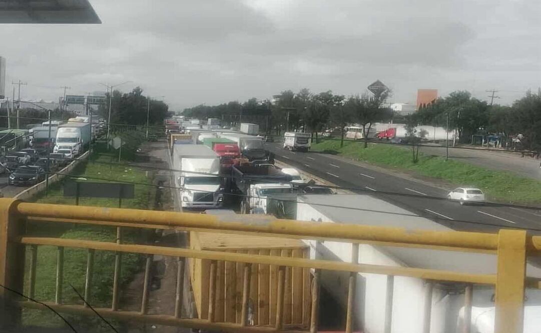 Las filas de automotores se extienden tanto por los carriles centrales como por los laterales de la México-Querétaro. Foto: Especial