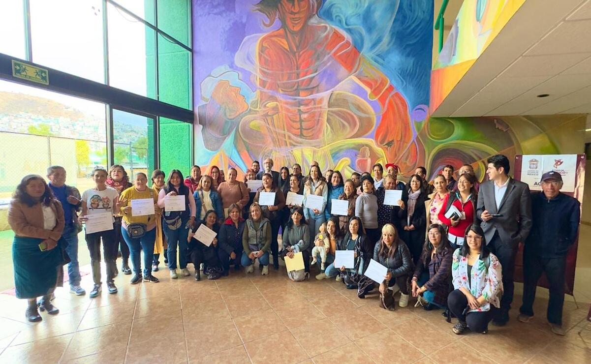 Tlalnepantla capacita una nueva generación de 50 plomeras. Foto: Especial