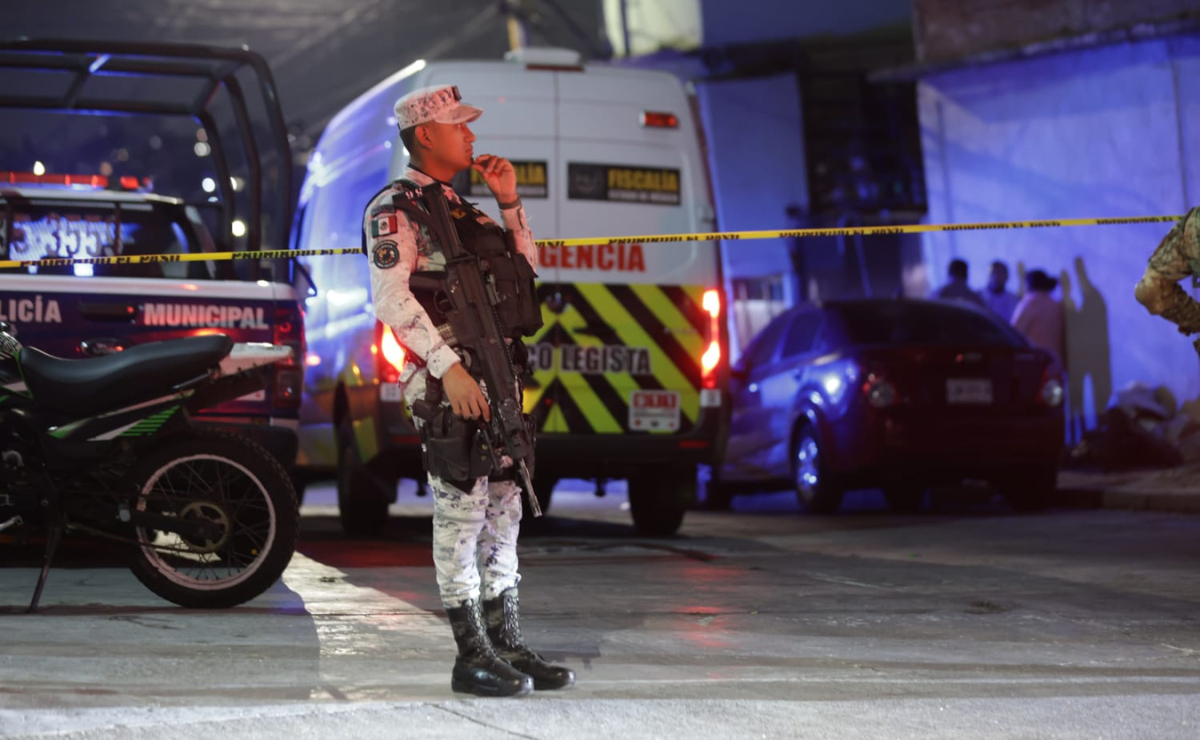 Escena del crimen en San Lorenzo Totolinga, Naucalpan, donde un hombre murió y una menor resultó herida por disparos. Foto: Francisco Rodríguez / El Universal