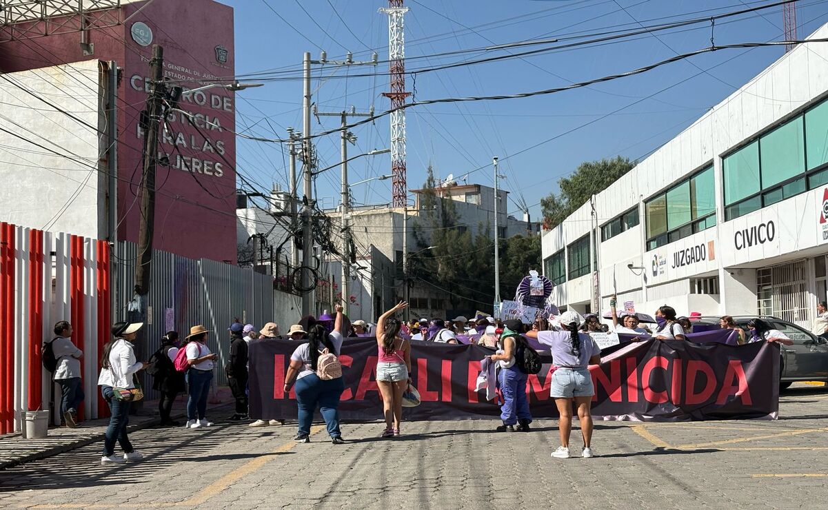 Lanzaron pintura al edificio del Centro de Justicia para la Mujer / Foto Luis Camacho