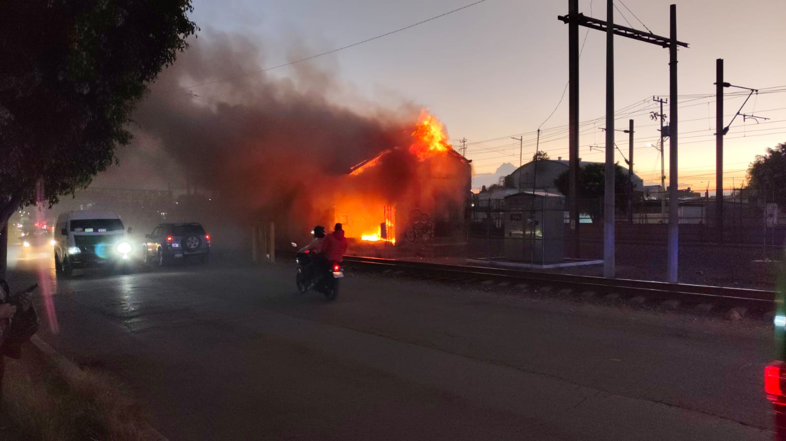 Un camión cisterna que llevaba agua para combatir un incendio fue arrollado por un tren en la vieja estación de ferrocarril en Cuautitlán. Foto Especial