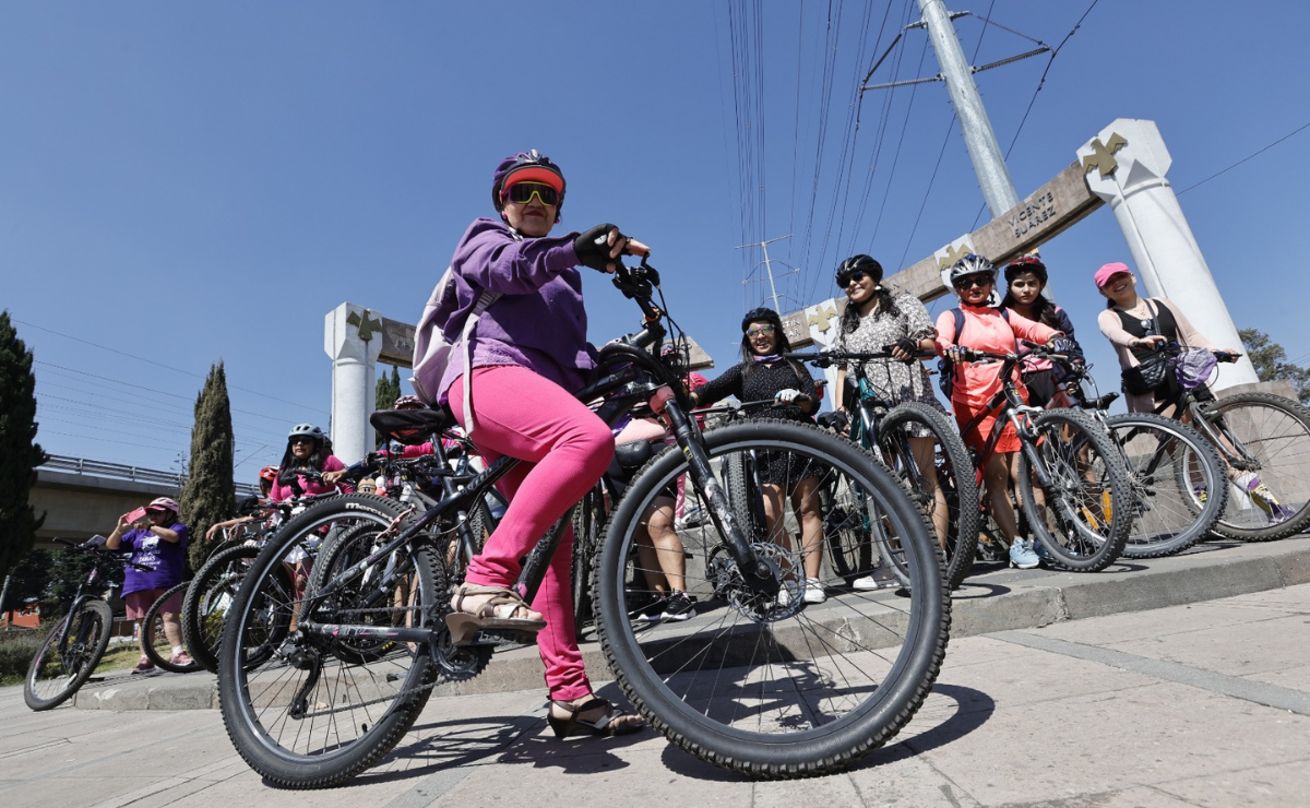 Con faldas, vestidos y tacones, Bicionarias visibilizaron la violencia vial que enfrentan las mujeres ciclistas en Toluca Foto: Jorge Alvarado