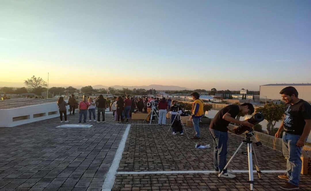 Si se utiliza un telescopio o binoculares, asegúrese de que el equipo esté correctamente ajustado. Foto Especial