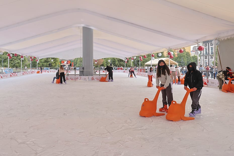 Cientos de personas, como Brigitte, disfrutan la pista de hielo gratuita instalada en la Plaza de los Mártires, convirtiendo a Toluca en un destino predilecto para la temporada decembrina. Foto Alejandro Vargas / El Universal