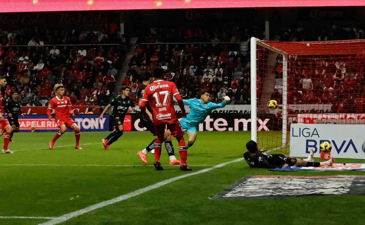 La polémica arbitral que derivó en una queja del Club Guadalajara hacia la Comisión de Árbitros tras la anulación del gol de Alan Pulido. Foto: Jorge Alvarado / El Universal Estado de México