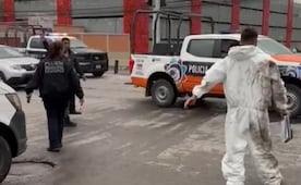 Autobús México-Tizayuca arrolla y arrastra a mototaxi; reportan un muerto y un menor herido