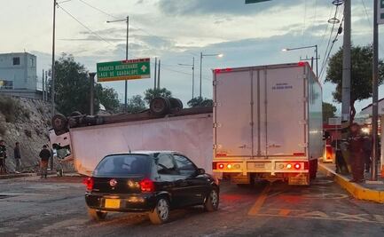 Tráiler volcado sobre la Gustavo Baz paraliza el tráfico en Tlalnepantla
