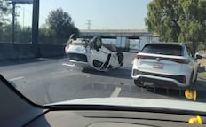¡Precaución! Volcadura en la México-Querétaro ocasiona transito lento 