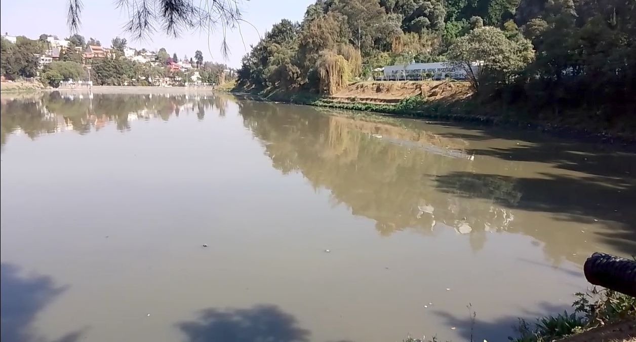 El municipio de Huixquilucan ha implementado diversas medidas para mitigar los olores y la contaminación de la presa El Capulín, como la aplicación de químicos y la instalación de redes recolectoras de basura. Foto Especial