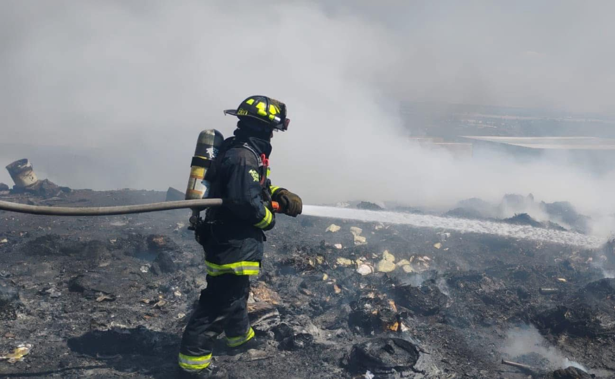 Elementos de Protección Civil y Bomberos de Tepotzotlán combaten un fuerte incendio en una recicladora de Santa Cruz del Monte Foto: Especial