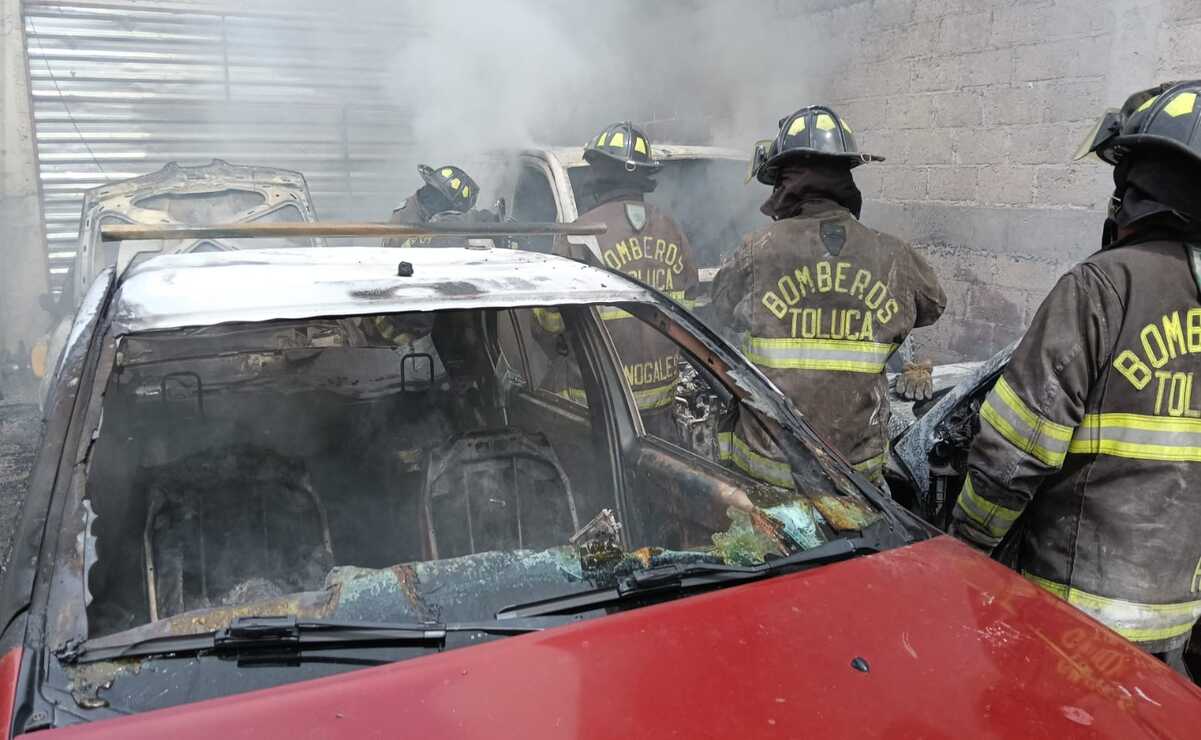 El fuego consumió varios vehículos que se encontraban en el taller mecánico. Foto: Especial