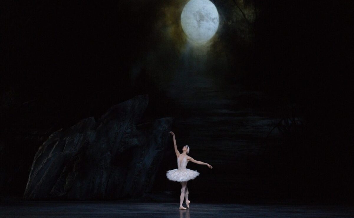 Este ballet relata la historia de amor del príncipe Sigfrido y Odette / Foto Especial