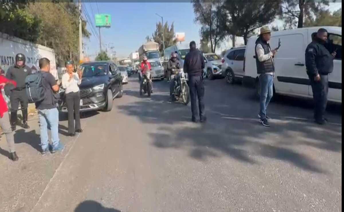 Los carriles laterales de la México-Querétaro ya se encuentran cerrados al paso de vehículos. Foto: Captura de pantalla