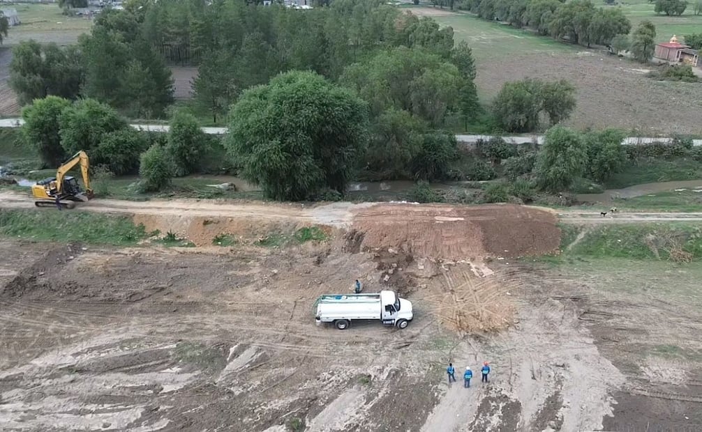 Maquinaria pesada y personal especializado laboran en el relleno con tepetate para el reforzamiento definitivo del bordo afectado. Foto Especial