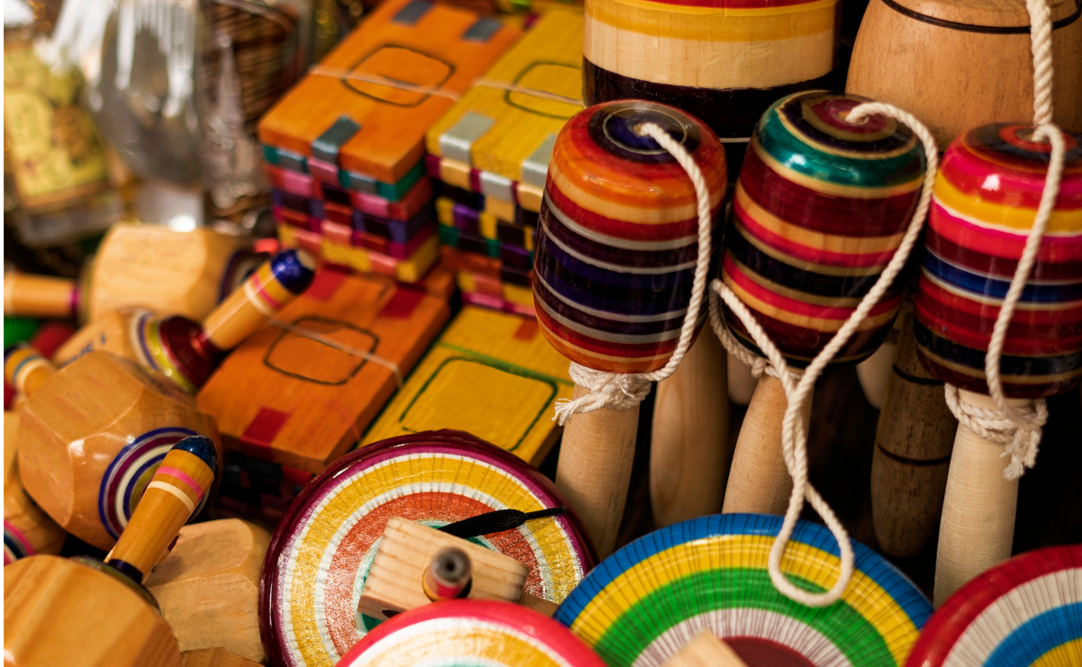 La tradición en movimiento. Los trompos de madera, un clásico que nunca pasa de moda / Foto: Especial