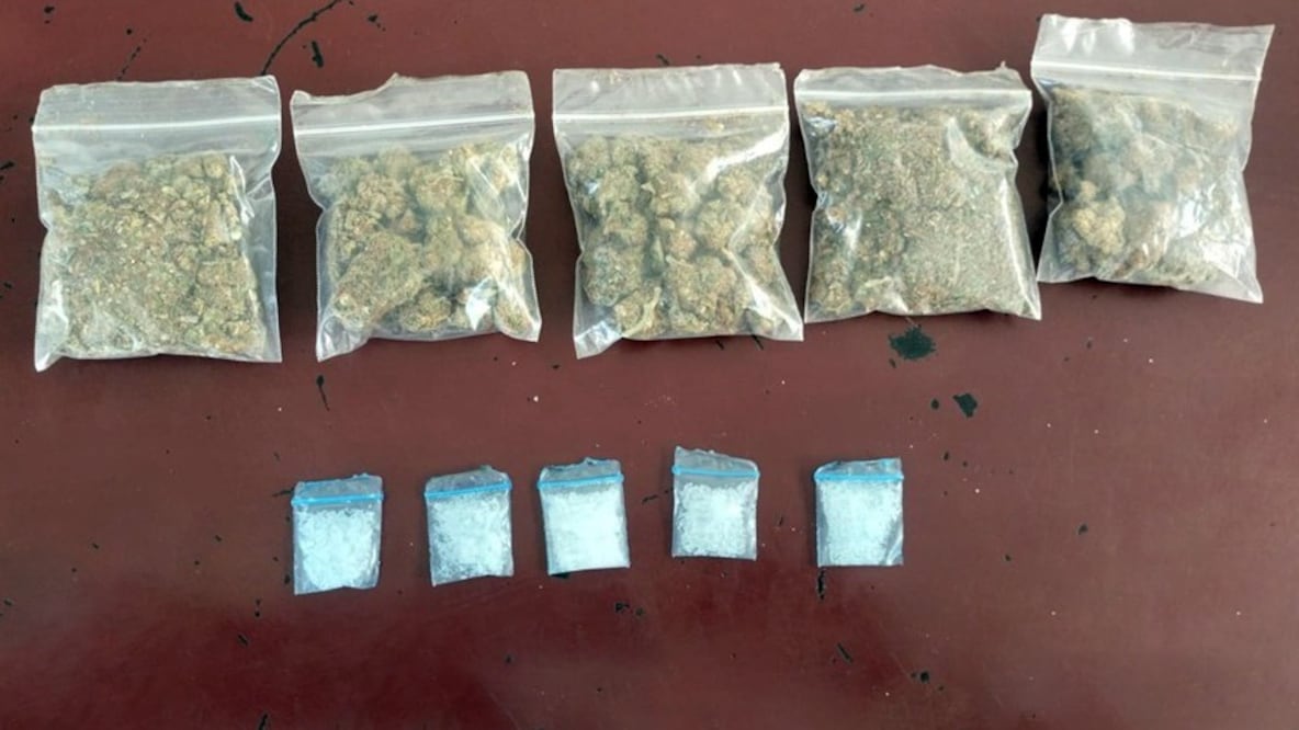 Los envoltorios de presunta marihuana y cristal que el detenido portaba al momento de su revisión preventiva. Foto Especial