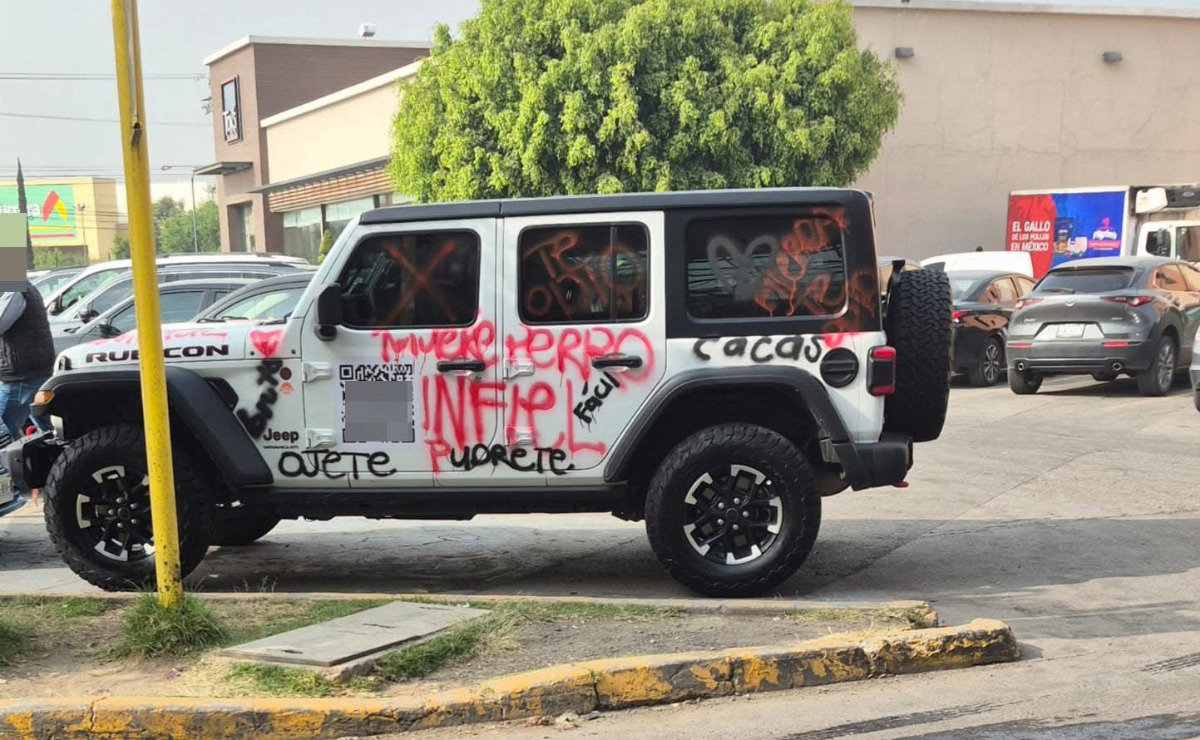 ¡Escanea y descubre el secreto! Este Jeep vandalizado en Cuautitlán Izcalli esconde un código QR que te lleva directo al bar 'Despecho' Foto: Especial