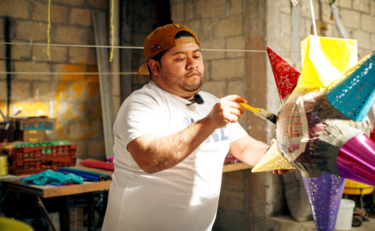 El publico en general puede vivir la experiencia y acudir a los talleres a elaborar su propia piñata. Foto: Especial