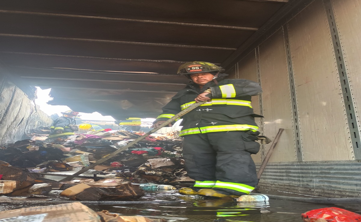 Tras el incendio llegaron elementos de Protección Civil y Bomberos de Tepotzotlán para sofocar el fuego en el vehículo de carga. Foto: Especial
