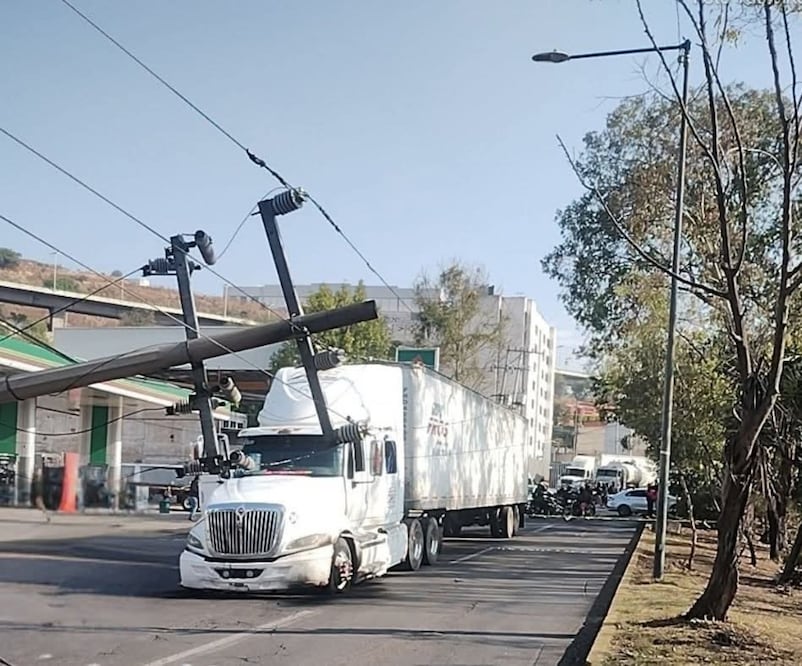Elementos de la Policía municipal de tránsito acudieron al lugar para agilizar el flujo vehicular. Foto: especial