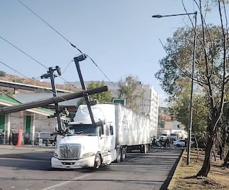 Vía Gustavo Baz afectada: Derribo de poste de luz genera nudo vial en Barrientos