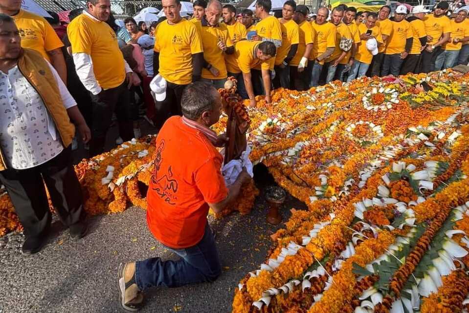 Trabajo en equipo: los pobladores de Ixtlahuaca se unieron para crear la portada floral, demostrando su dedicación y amor por la tradición.