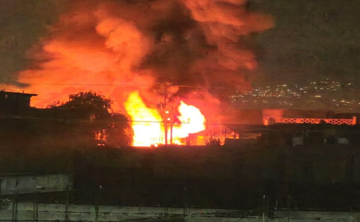 El incendio se origino en una bodega de plásticos ubicada en la Avenida de las Partidas en Toluca. Foto: Especial