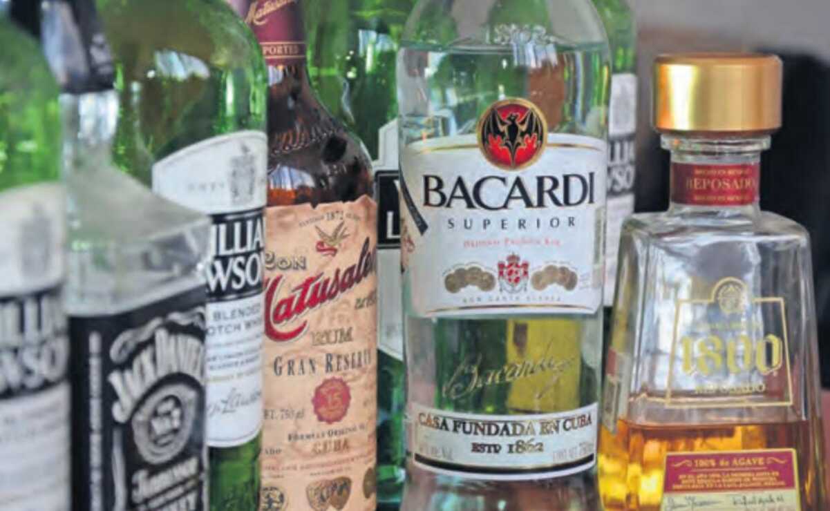 Las celebraciones de la época ofrecen permisividad, por lo que el consumo de alcohol se incrementa en  un 50 %. Foto: Arturo Hernández