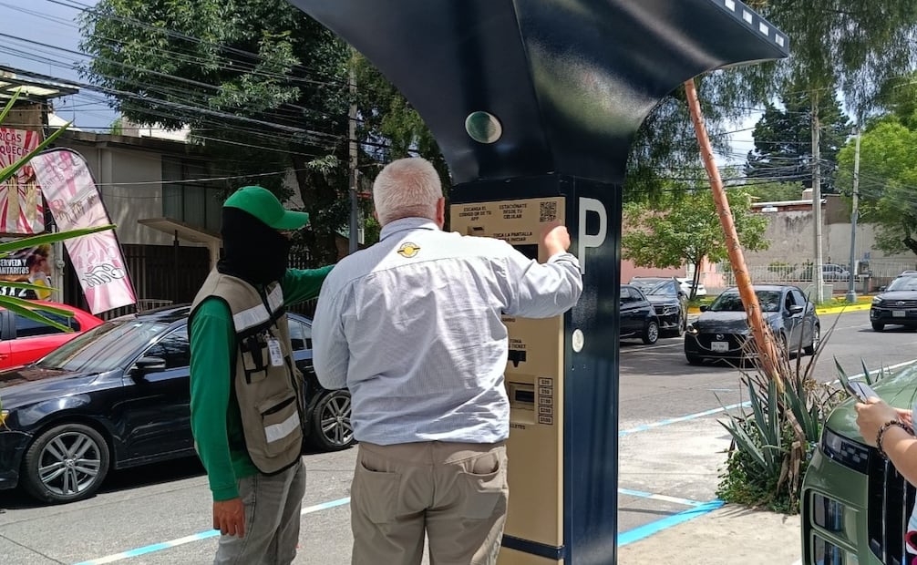 Las nuevas alcancías de NauPark comenzaron a operar en la Zona Azul de Ciudad Satélite en medio del descontento de los automovilistas. Foto Gisela González / El Universal