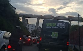 Tráiler se incendia tras chocar contra muro en Chamapa-Lechería; tráfico intenso