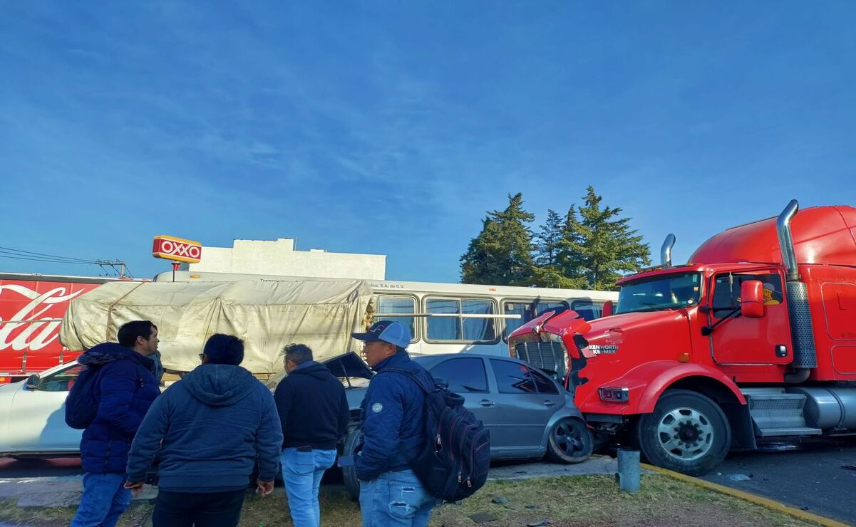 El accidente involucró ocho vehículos y creó caos vial. Foto: Especial