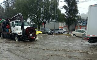 Lluvia inunda la Vía José López Portillo en Tultitlán: Así luce la zona afectada