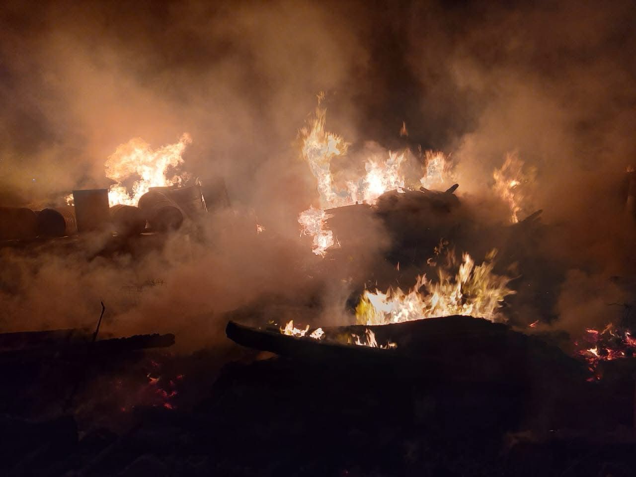 Bomberos y Protección Civil trabajan por horas para extinguir el fuego en el depósito. Foto Especial