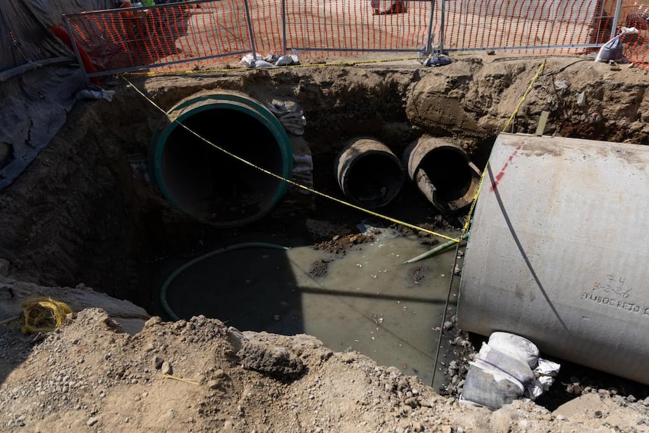 Los trabajos de reforzamiento incluyen la detección y ajuste de interferencias subterráneas como redes de fibra óptica y electricidad. Foto: Hugo Salvador / El Universal