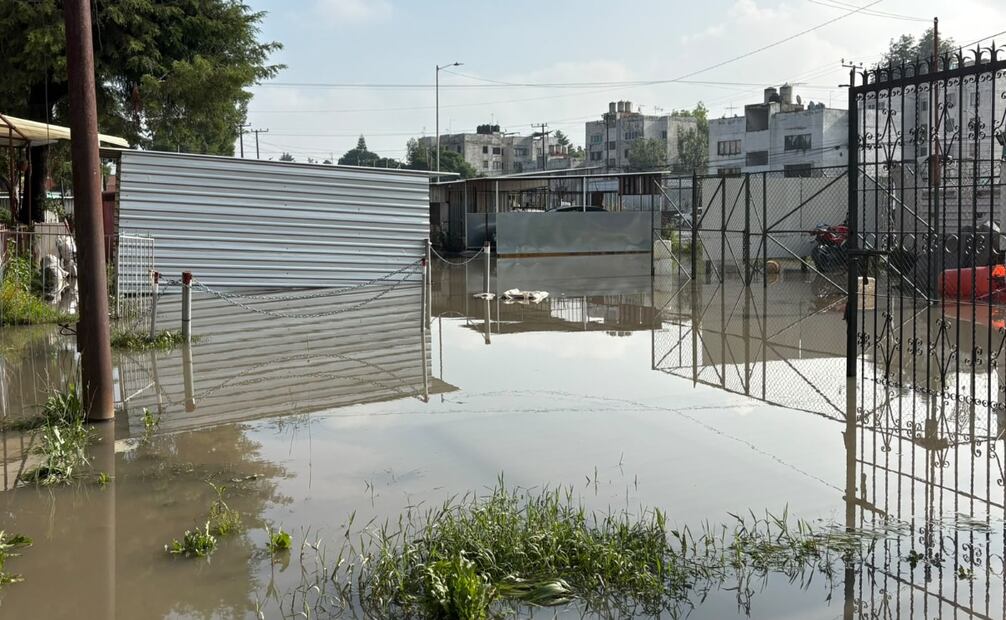El agua ingresó a departamentos de planta baja ubicados en calles Batallón de San Blas y Castillo de Chapultepec. Foto Arturo Contreras/ El Universal