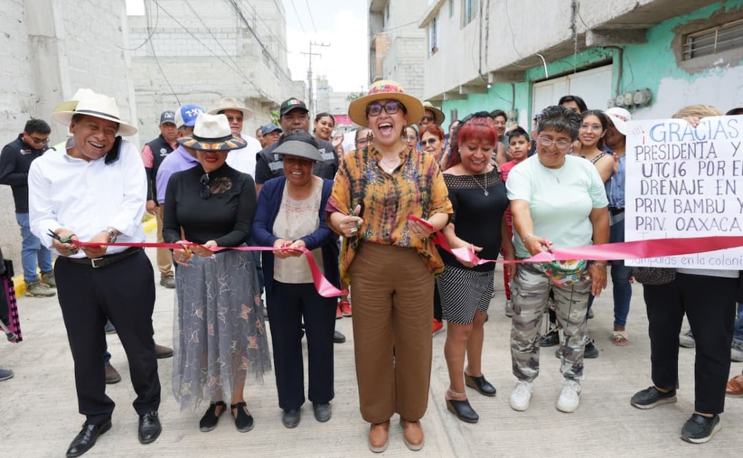 La alcaldesa Azucena Cisneros Coss encabezó el corte de listón inaugural de las nuevas redes de agua y drenaje en beneficio de las familias de Ecatepec. Foto Especial