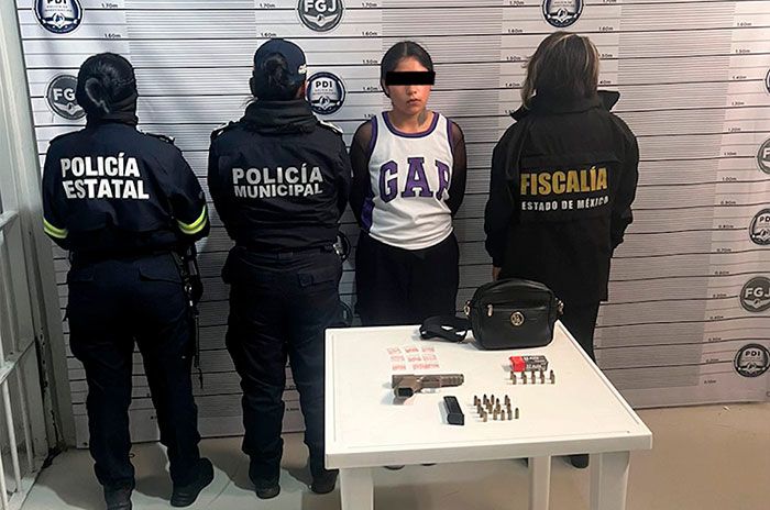 Detienen a mujer armada en festival navideño de Nicolás Romero