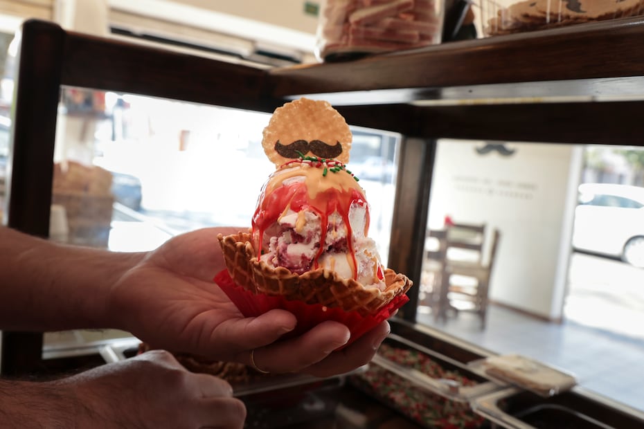 Adrián, tercera generación de artesanos heladeros, mantiene viva la herencia de sus padres con procesos 100% naturales y desde cero. Foto Alejandro Vargas / El Universal