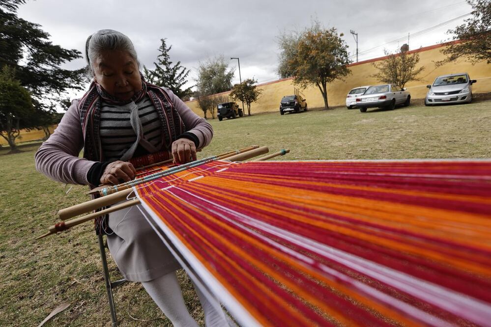 En el telar de Reyna Rayón, la tradición otomí cobra vida, dando origen a piezas que trascienden fronteras y generaciones. Foto Jorge Alvarado
