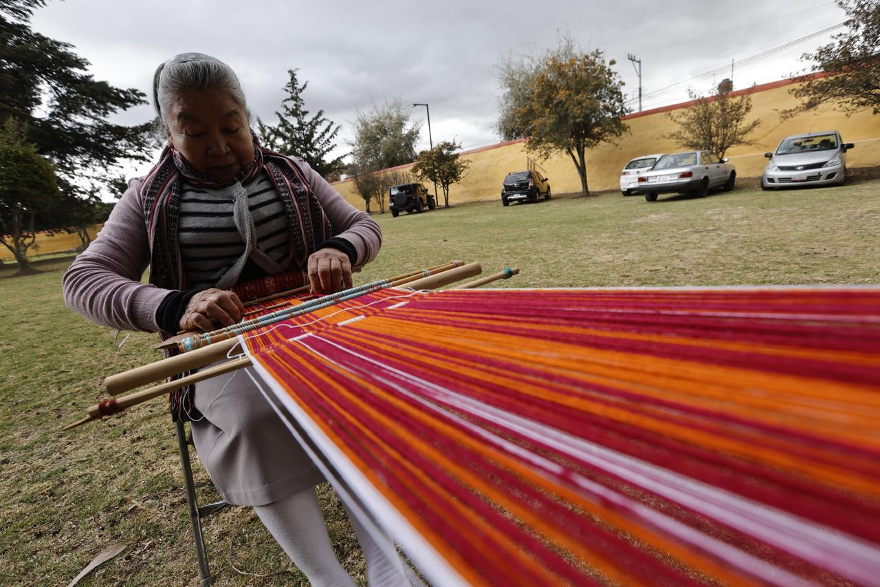 En el telar de Reyna Rayón, la tradición otomí cobra vida, dando origen a piezas que trascienden fronteras y generaciones. Foto Jorge Alvarado