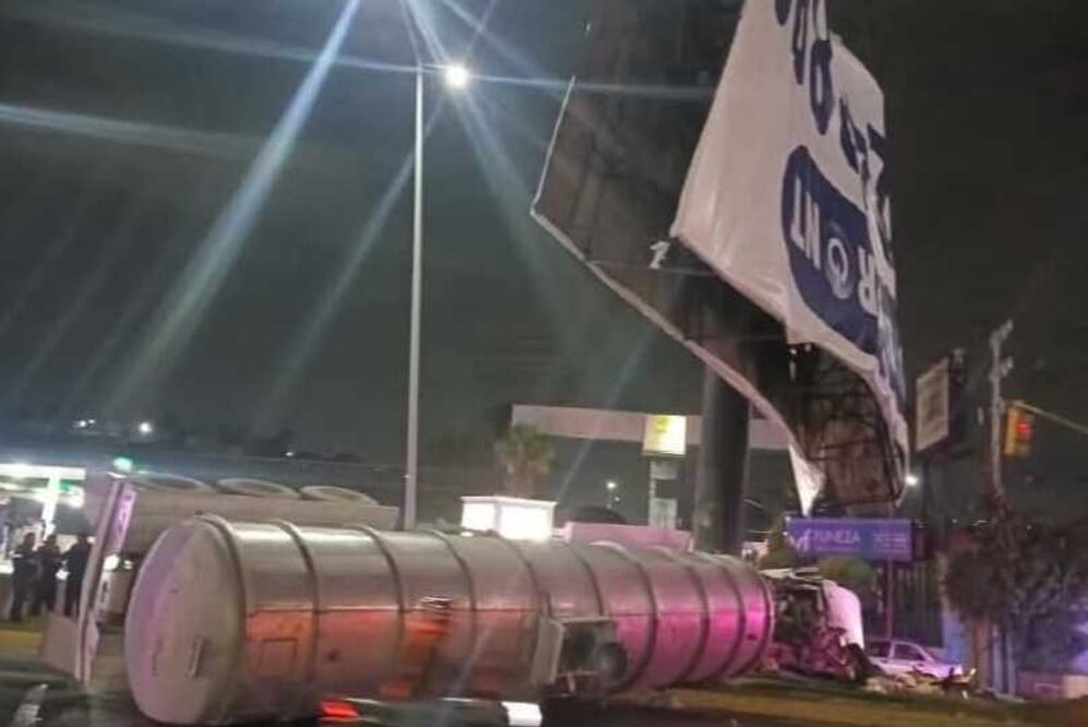 Una pipa impacto en la base del anuncio espectacular / Foto Especial